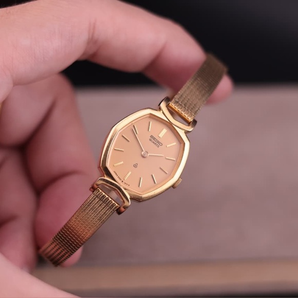 Vintage 1980 Seiko Octagon 2320-5680 Women’s Watch
Gold-Plated Mesh Bracelet - Picture 3 of 9